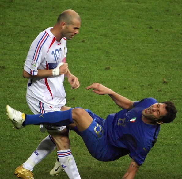 Phút thứ 110 trận chung kết World Cup 2006 nghẹt thở giữa Pháp và Italia, Materazzi đã có những lời lẽ khiến Zidane nổi giận và bất ngờ quay lại dùng đầu húc mạnh vào ngực trung vệ người Ý. Sau đó Zidane đã phải nhận thẻ đỏ rời sân và đội tuyển Pháp cũng đánh mất chức vô địch World Cup vào tay người Ý.